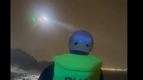 Momento en el que el helicóptero de Salvamento Marítimo rescata al joven en Castro Urdiales Momento en el que el helicóptero de Salvamento Marítimo rescata al joven en Castro Urdiales