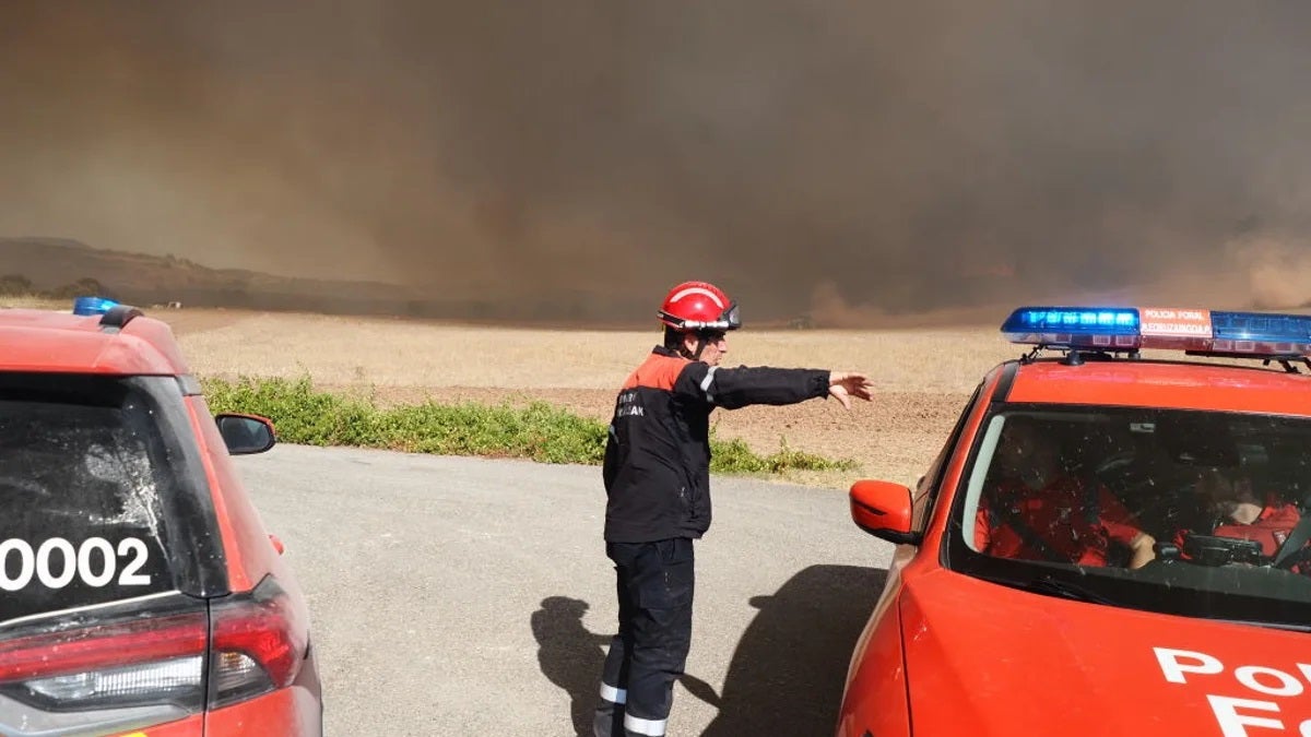 Continúan por tierra y aire los trabajos de extinción del incendio de Muruzábal, Obanos y Enériz Continúan por tierra y aire los trabajos de extinción del incendio de Muruzábal, Obanos y Enériz