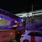 Los servicios de Protección Civil y la Policía Local de Sevilla se desplazó hasta la zona de la incidencia para evacuar a los pasajeros afectados por la avería en la catenaria. - AYUNTAMIENTO DE SEVILLA Los servicios de Protección Civil y la Policía Local de Sevilla se desplazó hasta la zona de la incidencia para evacuar a los pasajeros afectados por la avería en la catenaria. - AYUNTAMIENTO DE SEVILLA