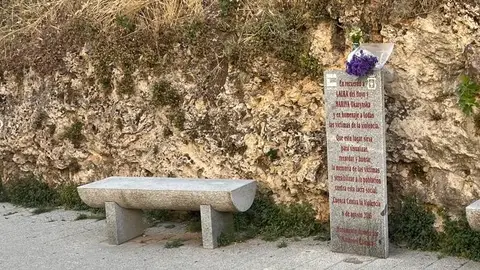 Algunos vecinos han depositado flores este miércoles en el monolito que recuerda a Laura y Marina Algunos vecinos han depositado flores este miércoles en el monolito que recuerda a Laura y Marina