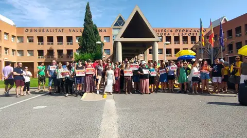 Archivo - Imagen de una concentración en València contra los recortes en FP Archivo - Imagen de una concentración en València contra los recortes en FP