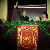 Mario Vaquerizo abre oficialmente las fiestas de Elche con cinco minutos de un pregón improvisado 