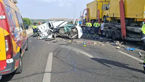 El accidente ocurrido en la A-3 que ha obligado a cortar el tráfico. El accidente ocurrido en la A-3 que ha obligado a cortar el tráfico.