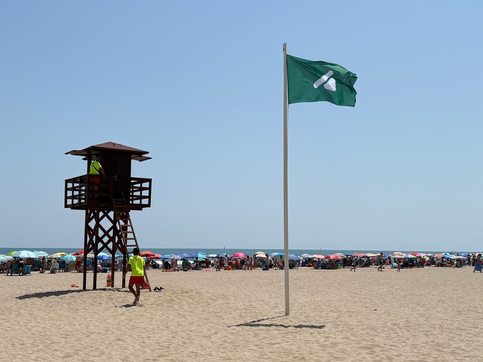 Cullera incorpora señalética accesible en las banderas de sus playas Cullera incorpora señalética accesible en las banderas de sus playas