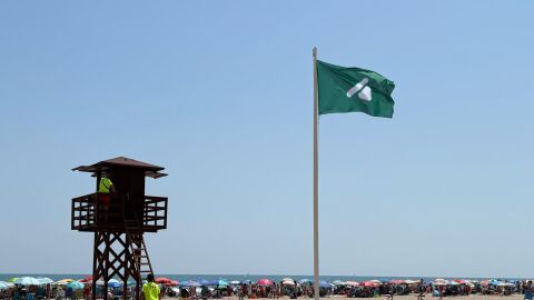 Bandera inclusiva en la playa de Cullera