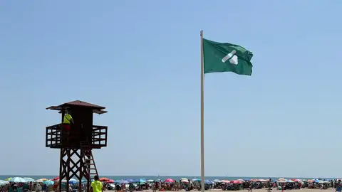 Bandera inclusiva en la playa de Cullera Bandera inclusiva en la playa de Cullera