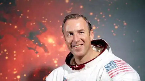 Fotografía cedida por la NASA donde aparece el comandante de la misión Apolo 13, Jim Lovell. Fotografía cedida por la NASA donde aparece el comandante de la misión Apolo 13, Jim Lovell.