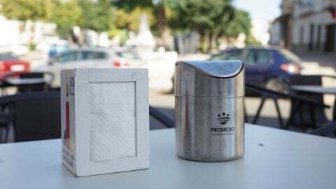 Reparten 1.200 papeleras en bares y restaurantes de Zafra para mejorar la limpieza de las terrazas
