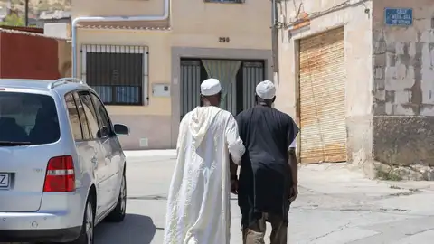 Dos hombres de origen marroquí en el barrio de Nuestra Señora de Fátima de Jumilla. Dos hombres de origen marroquí en el barrio de Nuestra Señora de Fátima de Jumilla.