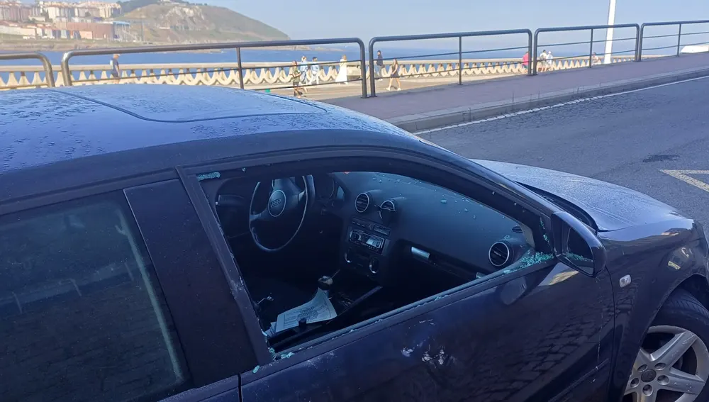 La Policía Nacional dejó avisos a los propietarios de los coches La Policía Nacional dejó avisos a los propietarios de los coches