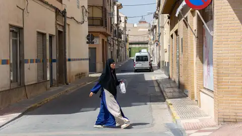 Una mujer de origen marroquí, en una calle del centro de Jumilla (Murcia). Una mujer de origen marroquí, en una calle del centro de Jumilla (Murcia).