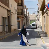 Una mujer de origen marroquí, en una calle del centro de Jumilla (Murcia). Una mujer de origen marroquí, en una calle del centro de Jumilla (Murcia).