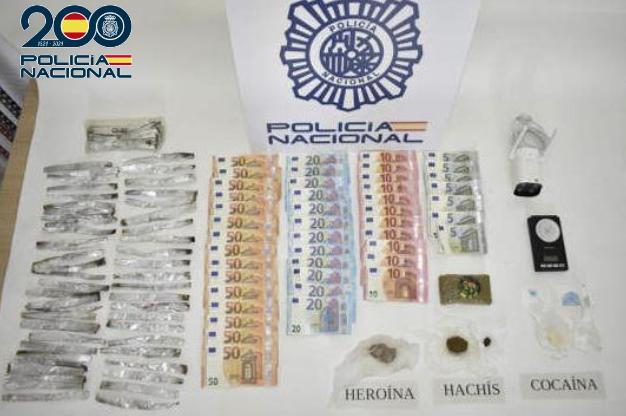 Desarticulan un grupo criminal dedicado al tráfico de drogas y desmantelan seis puntos de venta en Puertollano Desarticulan un grupo criminal dedicado al tráfico de drogas y desmantelan seis puntos de venta en Puertollano