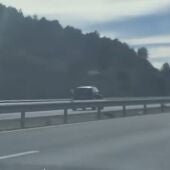 Imagen del coche circulando en sentido contrario por la A-66. - GUARDIA CIVIL.