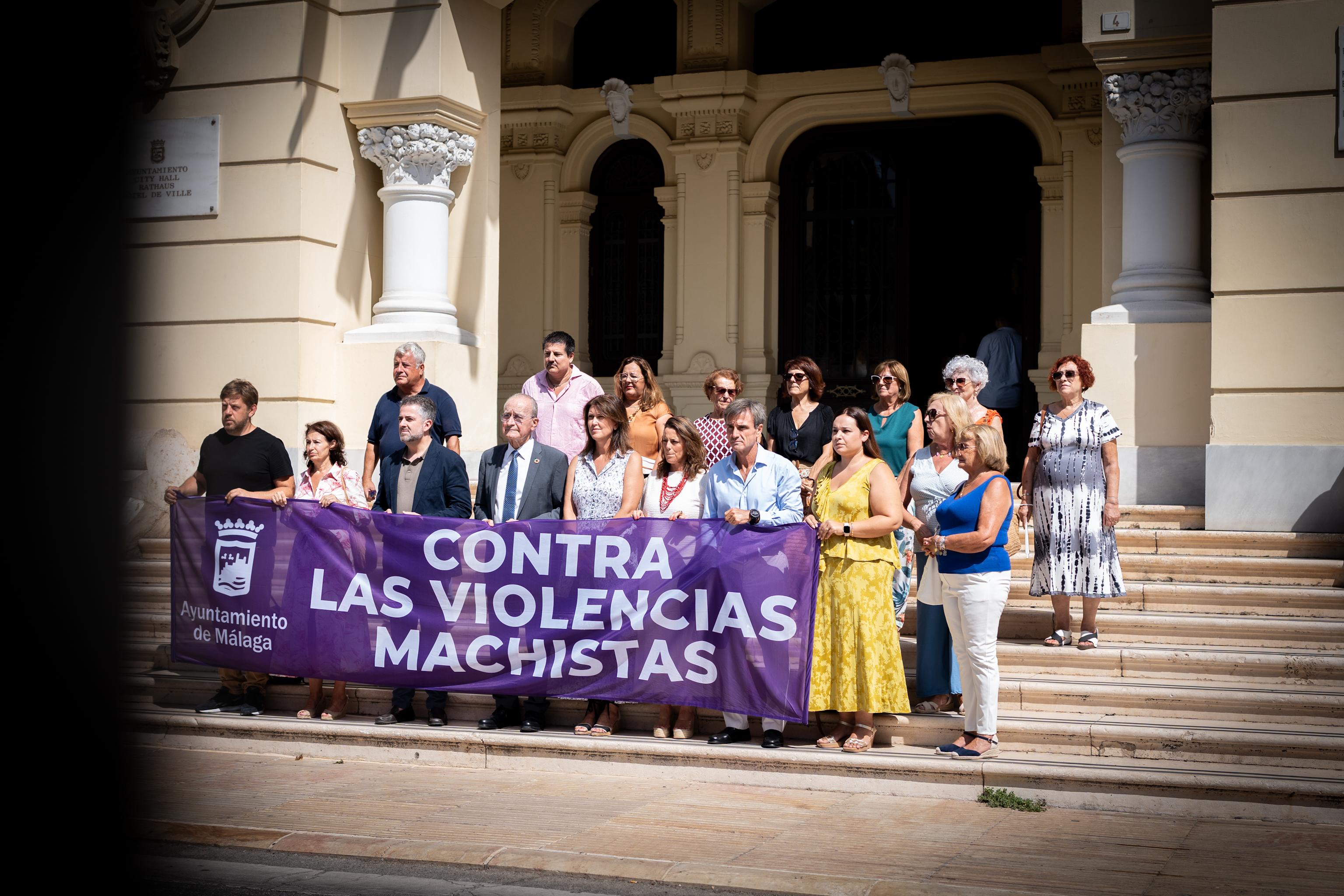 El Ayuntamiento de Málaga guarda un minuto de silencio por la última víctima de violencia machista en Badajoz El Ayuntamiento de Málaga guarda un minuto de silencio por la última víctima de violencia machista en Badajoz