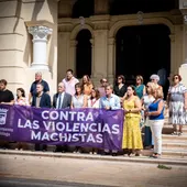 El Ayuntamiento de Málaga guarda un minuto de silencio por la víctima de violencia machista El Ayuntamiento de Málaga guarda un minuto de silencio por la víctima de violencia machista