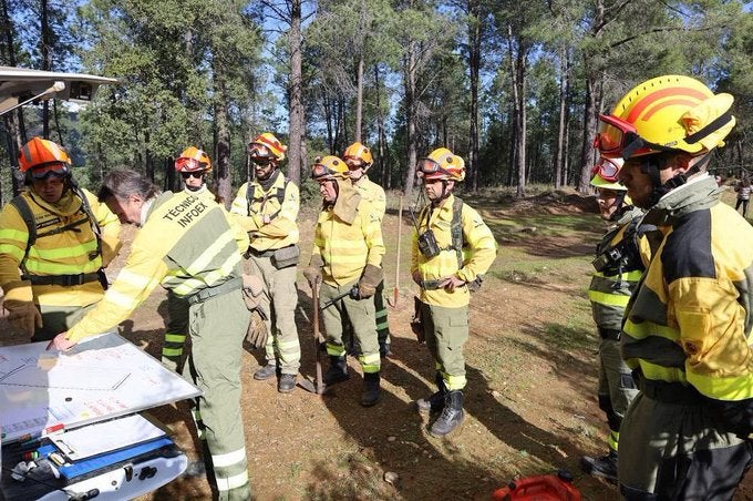 Efectivos del Infoex trabajan en dos incendios forestales en Monesterio y Mérida Efectivos del Infoex trabajan en dos incendios forestales en Monesterio y Mérida