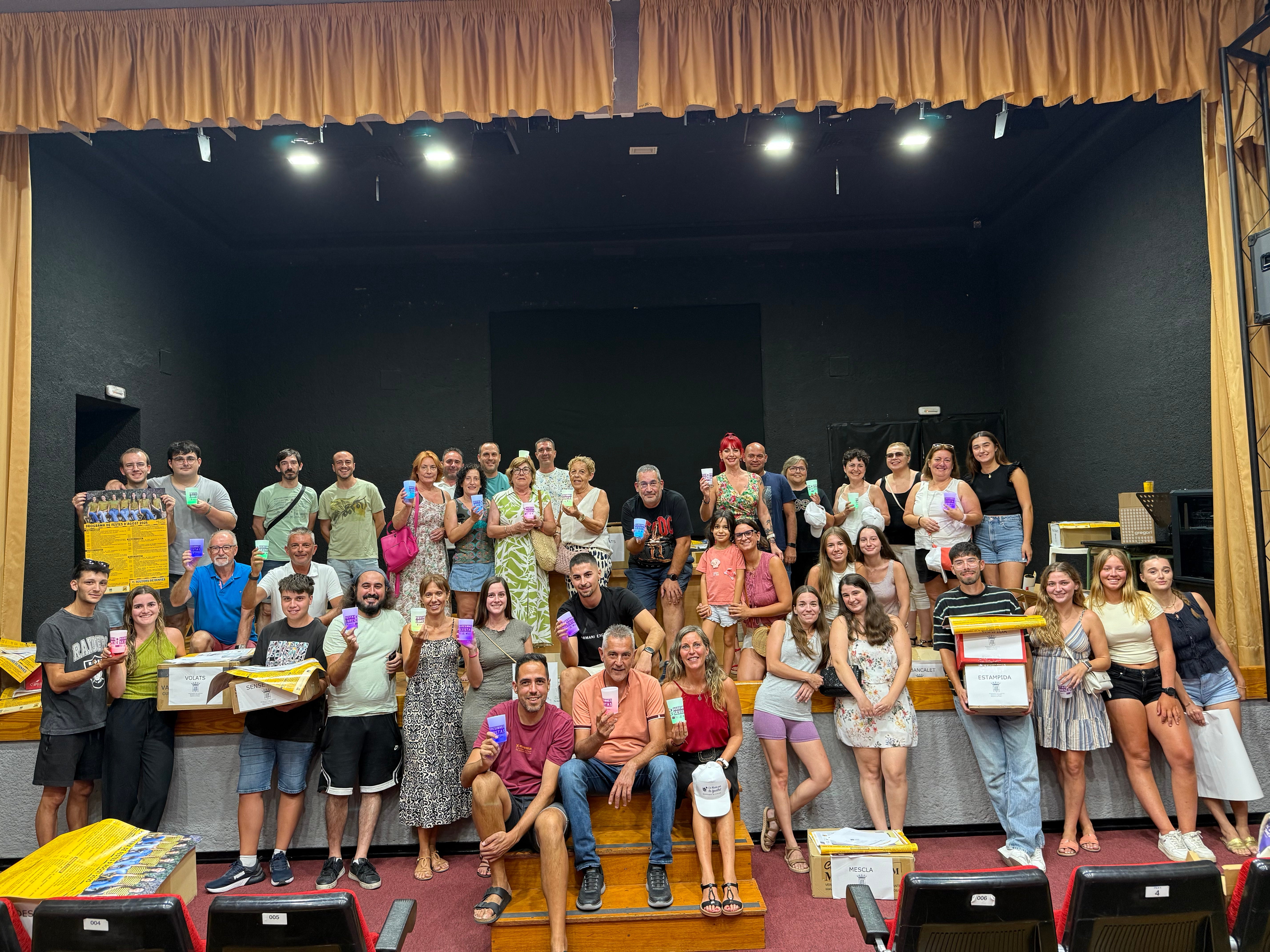 Las 38 penyas de La Nucía reciben vasos y gorras por unas “Fiestas Libres de Agresiones Sexistas” Las 38 penyas de La Nucía reciben vasos y gorras por unas “Fiestas Libres de Agresiones Sexistas”