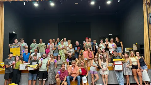 Las 38 penyas de La Nucía reciben vasos y gorras por unas “Fiestas Libres de Agresiones Sexistas” Las 38 penyas de La Nucía reciben vasos y gorras por unas “Fiestas Libres de Agresiones Sexistas”