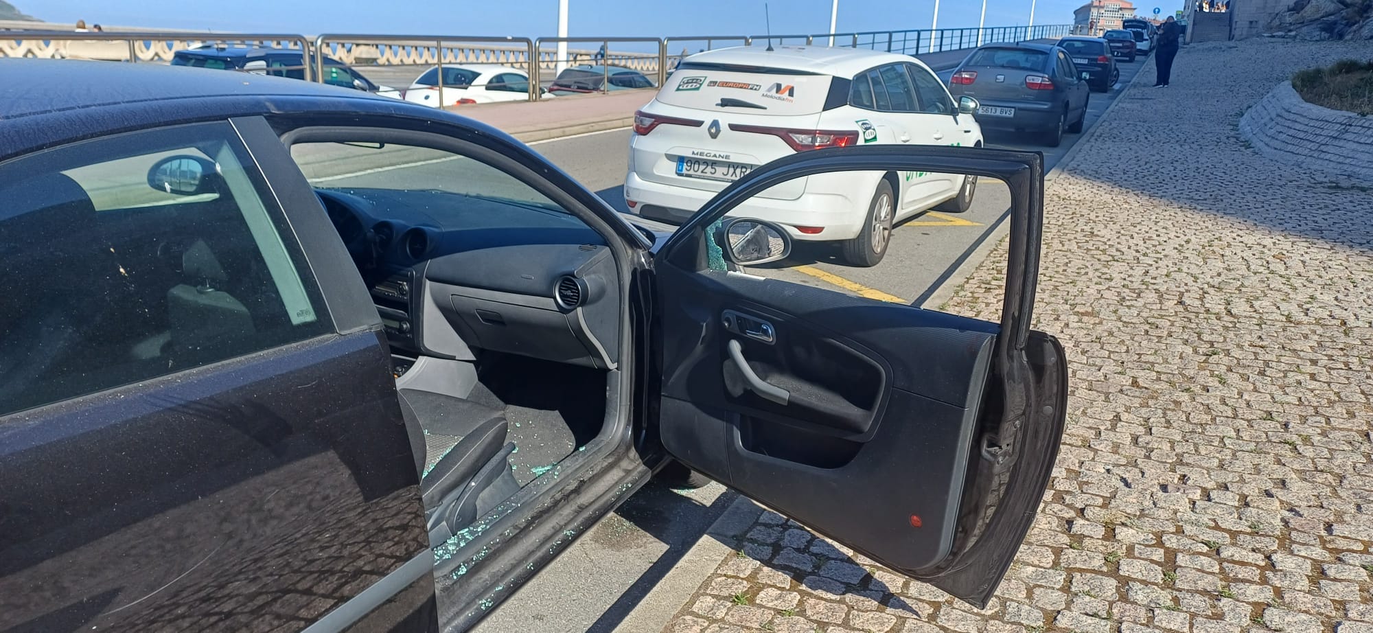 Acto bandálico en el entorno de la Domus con la rotura de las lunas de la puerta de copiloto de veinte coches Acto bandálico en el entorno de la Domus con la rotura de las lunas de la puerta de copiloto de veinte coches