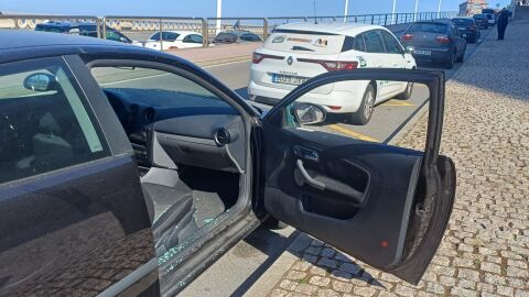 Coche afectado por el acto vandálido en el entorno de la Domus Coche afectado por el acto vandálido en el entorno de la Domus