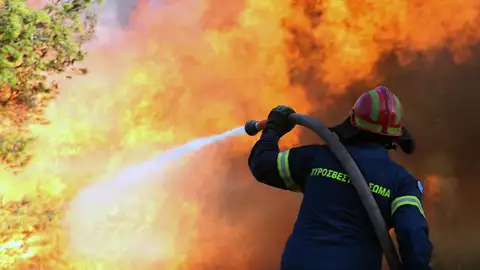 Un bombero trabajando en las labores de extinción del incendio de Atenas Un bombero trabajando en las labores de extinción del incendio de Atenas