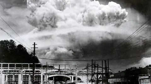 Foto de archivo facilitada por el Museo de la Bomba Atómica de Nagasaki y que muestra la nube tras la explosión Foto de archivo facilitada por el Museo de la Bomba Atómica de Nagasaki y que muestra la nube tras la explosión
