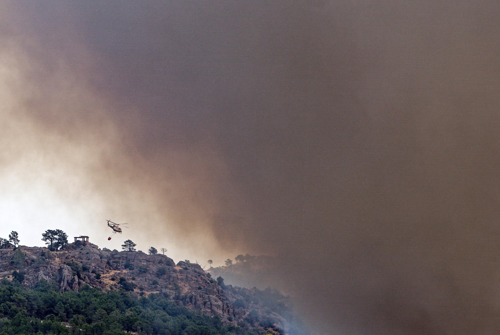 El incendio de San Bartolomé de Pinares (Ávila) evoluciona favorablemente y no tiene llamas El incendio de San Bartolomé de Pinares (Ávila) evoluciona favorablemente y no tiene llamas