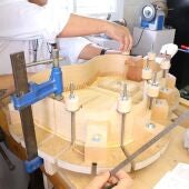 Archivo - Fabricación de guitarras en uno de los talleres formativos de la Escuela de Artesanos de Gelves (Sevilla), dependiente de la Junta de Andalucía. - JUNTA DE ANDALUCIA - Archivo