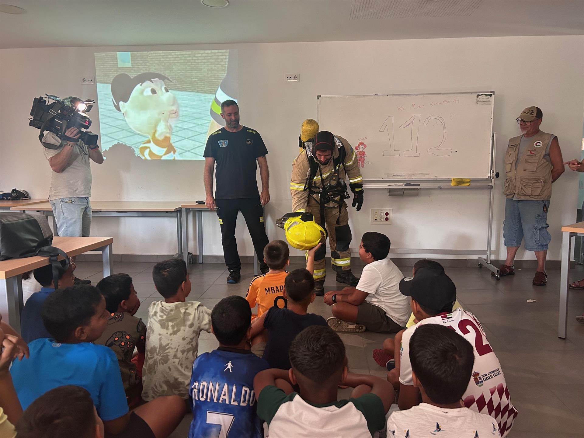 El Sepei de Cáceres nombra bomberos honoríficos a 40 menores saharauis del programa 'Vacaciones en Paz' El Sepei de Cáceres nombra bomberos honoríficos a 40 menores saharauis del programa 'Vacaciones en Paz'