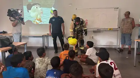 El Sepei de Cáceres nombra bomberos honoríficos a 40 menores saharauis del programa 'Vacaciones en Paz' El Sepei de Cáceres nombra bomberos honoríficos a 40 menores saharauis del programa 'Vacaciones en Paz'