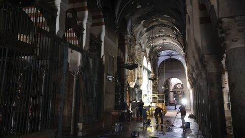Interior de la Mezquita-Catedral de C&oacute;rdoba afectado por el incendio