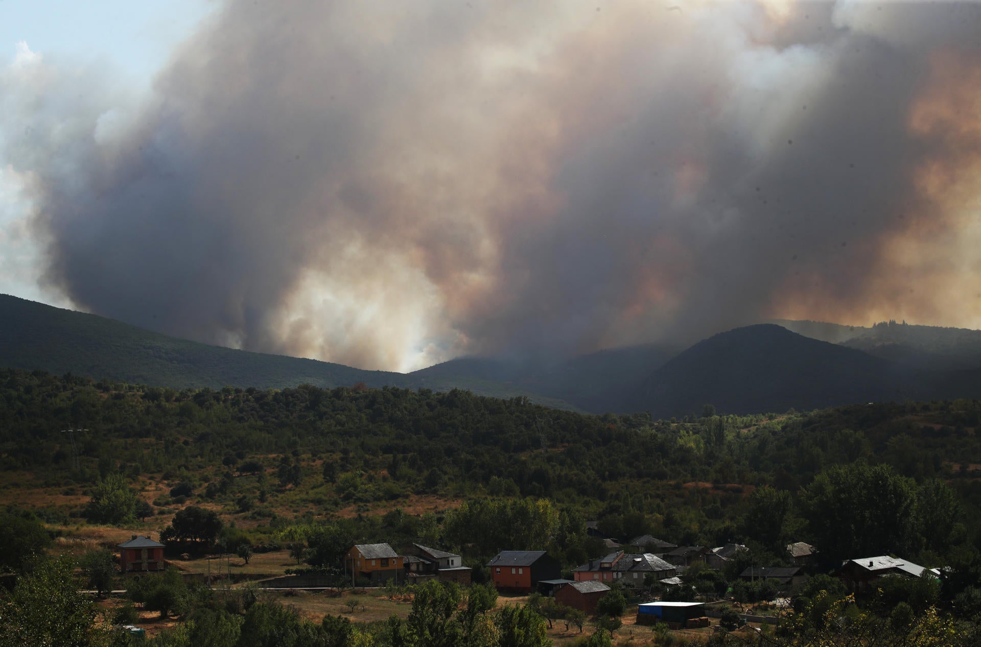 Los incendios en Las Médulas y Zamora obligan a desalojar a más de 800 vecinos Los incendios en Las Médulas y Zamora obligan a desalojar a más de 800 vecinos