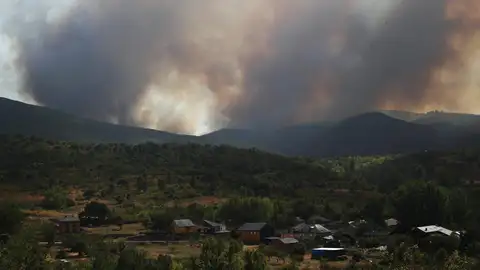 Vista del incendio forestal que afecta a Las Médulas. Vista del incendio forestal que afecta a Las Médulas.