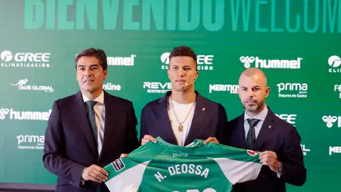 El director deportivo del Betis, Manu Fajardo, junto presidente del club, Ángel Haro (I), en la presentación del centrocampista colombiano Nelson Deossa. El director deportivo del Betis, Manu Fajardo, junto presidente del club, Ángel Haro (I), en la presentación del centrocampista colombiano Nelson Deossa.