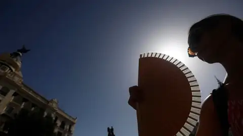 Una mujer se abanica para aliviar las altas temperaturas en Córdoba. Una mujer se abanica para aliviar las altas temperaturas en Córdoba.