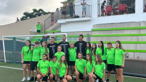 José María Aguilera en el centro de la imagen con las jugadoras del CD Puig d'en Valls