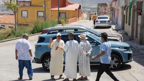 Varios hombres de origen marroquí en el barrio de Nuestra Señora de Fátima de Jumilla. Varios hombres de origen marroquí en el barrio de Nuestra Señora de Fátima de Jumilla.