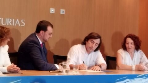 Alcalde Llanera Gerardo Sanz P&eacute;rez firma la incorporaci&oacute;n de la escuelina de Posadas a la red de escuelines