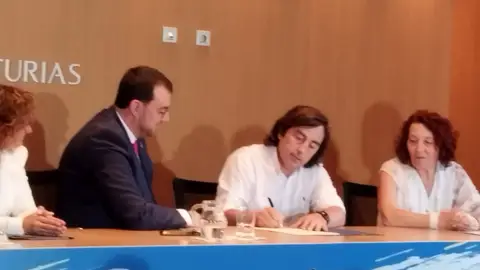 Alcalde Llanera Gerardo Sanz Pérez firma la incorporación de la escuelina de Posadas a la red de escuelines Alcalde Llanera Gerardo Sanz Pérez firma la incorporación de la escuelina de Posadas a la red de escuelines