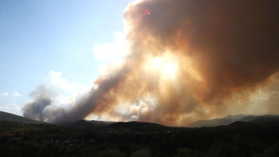 Vista del incendio que afecta al paraje natural de Las M&eacute;dulas (Le&oacute;n)