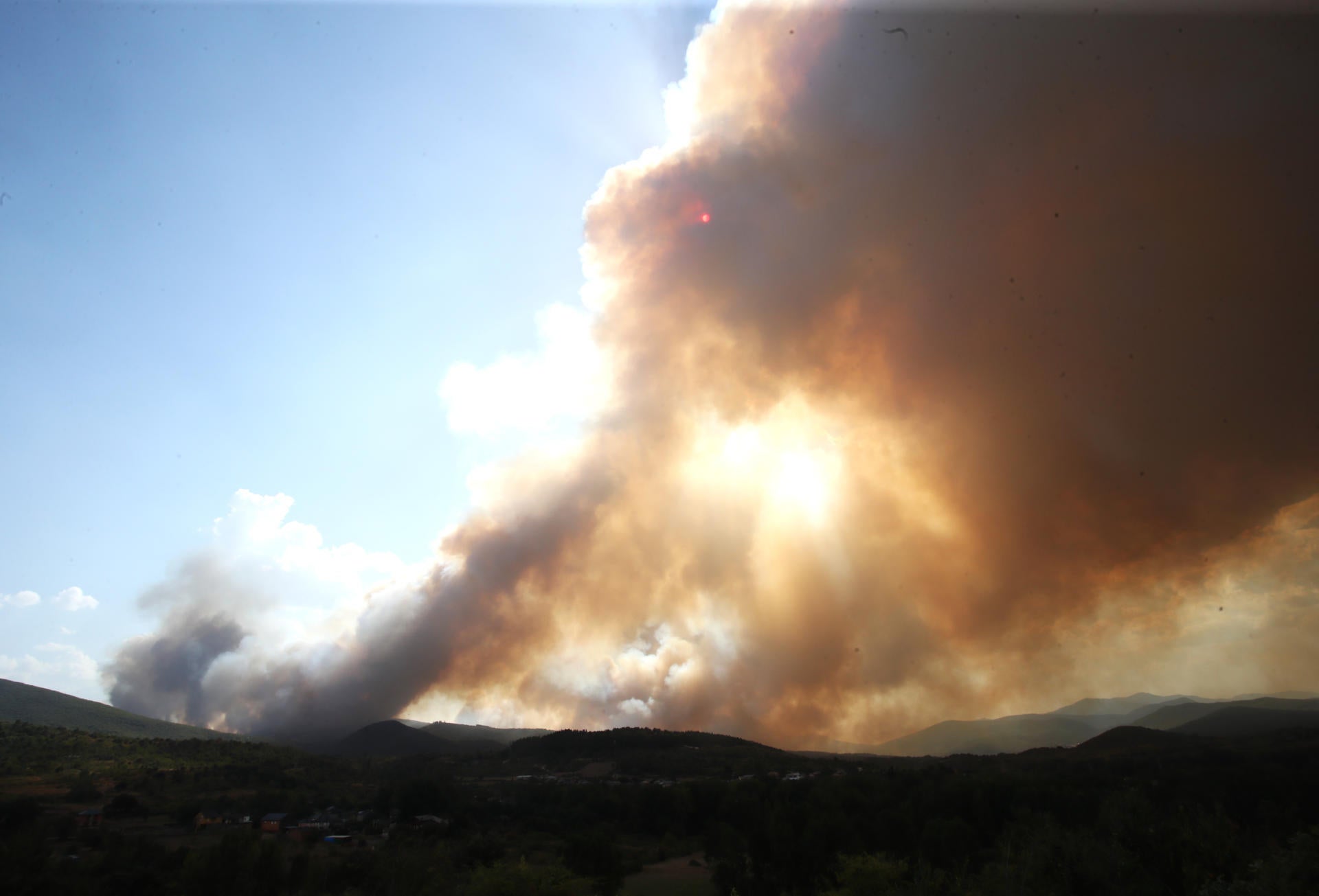 Voluntario en la extinción del incendio de Castrocalbón (León): "Nadie deja limpiar nada" Voluntario en la extinción del incendio de Castrocalbón (León): "Nadie deja limpiar nada"