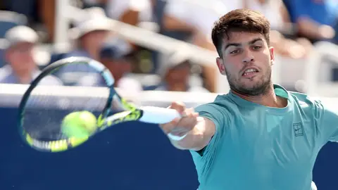 Alcaraz sufre ante Dzumhur pero avanza en Cincinnati Alcaraz sufre ante Dzumhur pero avanza en Cincinnati