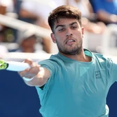 Alcaraz sufre ante Dzumhur pero avanza en Cincinnati Alcaraz sufre ante Dzumhur pero avanza en Cincinnati
