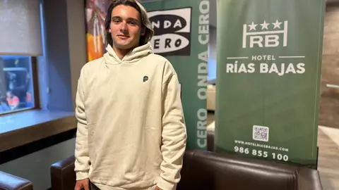 El surfista Alejo Ferreiro en el Hotel Ráis Bajas Encuentros Hotel Rías Bajas