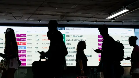Viajeros en la estación de Atocha (Madrid). Foto de archivo Viajeros en la estación de Atocha (Madrid). Foto de archivo