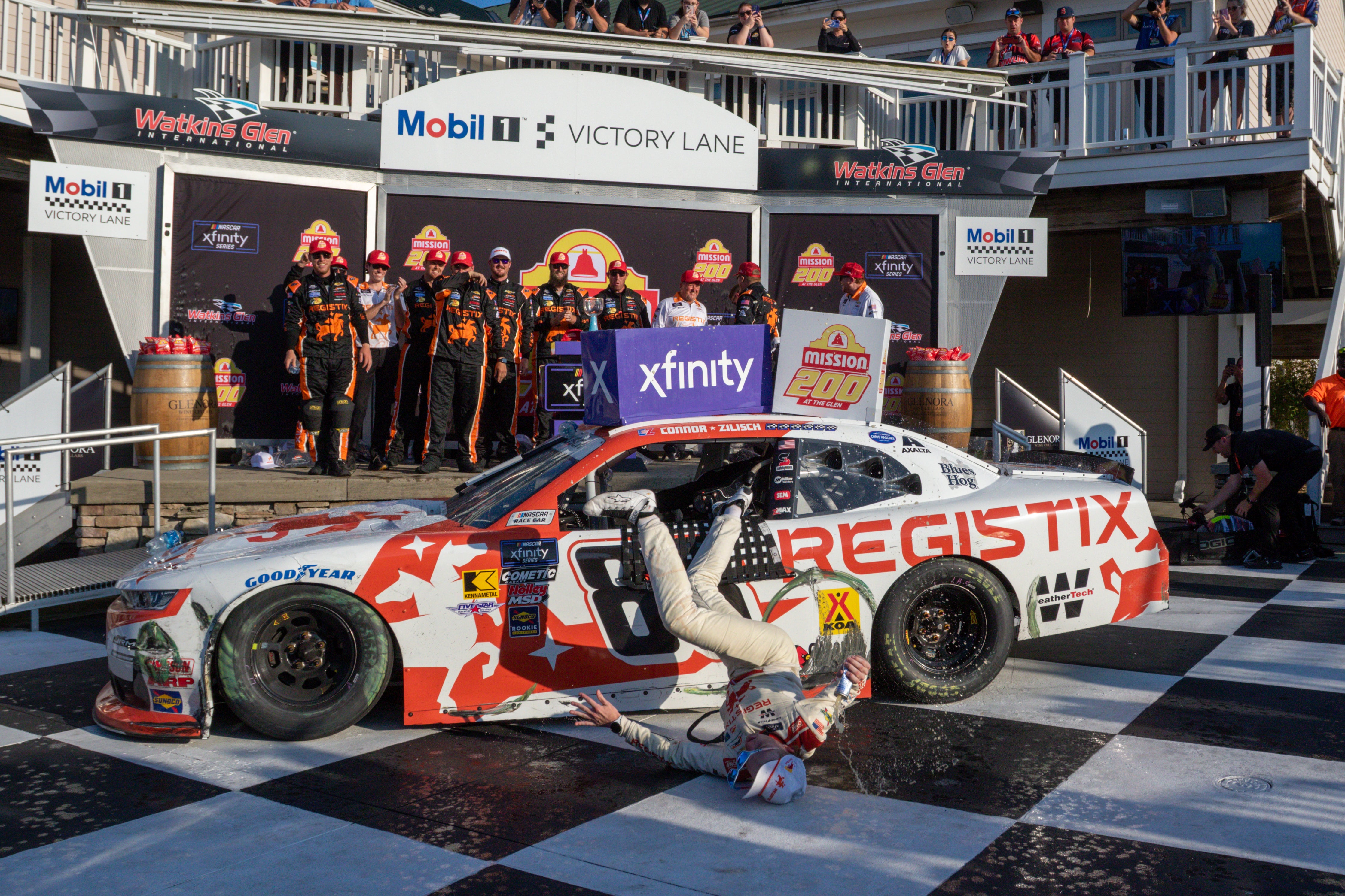 El piloto Connor Zilisch sufre una aparatosa caída celebrando su victoria y se rompe la clavícula El piloto Connor Zilisch sufre una aparatosa caída celebrando su victoria y se rompe la clavícula