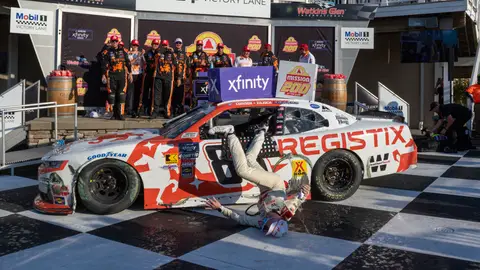 Después de ganar la Mission 200, Connor Zilisch se cae de su Registix Chevrolet en The Glen el 9 de agosto de 2025 Después de ganar la Mission 200, Connor Zilisch se cae de su Registix Chevrolet en The Glen el 9 de agosto de 2025