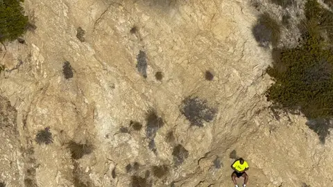 Los Bomberos provinciales rescatan a un varón que ascendía la Torre del Aguiló en la Cala de la Vila Los Bomberos provinciales rescatan a un varón que ascendía la Torre del Aguiló en la Cala de la Vila