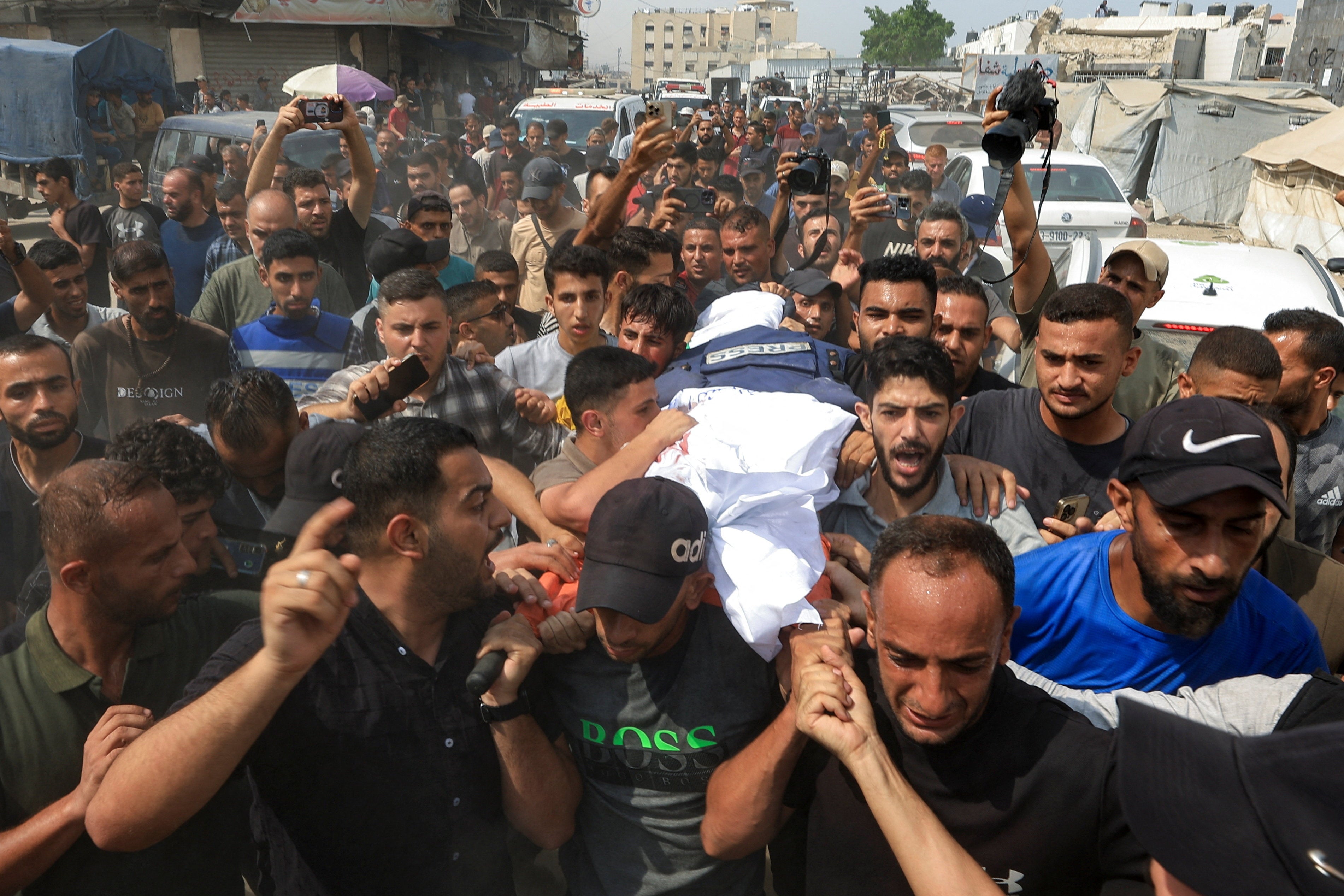 Anas al-Sharif, uno de los rostros de la cobertura de la guerra en Gaza, muere asesinado junto a seis miembros de su equipo Anas al-Sharif, uno de los rostros de la cobertura de la guerra en Gaza, muere asesinado junto a seis miembros de su equipo